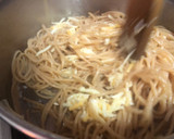 Foto del paso 5 de la receta: Espagueti integral con salsa de huevo y queso (y albóndigas de ternera, avena y mostaza)