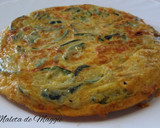 Foto del paso 7 de la receta: Tortilla de calabacín con cebolla, jamón y queso
