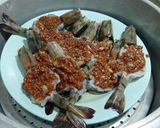 Foto langkah ke 7 dari resep Udang Tim Saus Bawang Putih.