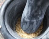 Foto del paso 2 de la receta: Tahini - Pasta de sésamo, en mortero