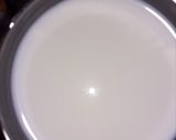 A picture of step 1 of White choco strawberry shake.