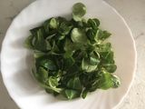 Ensalada de garbanzos con atún, canónigos y salsa de verduras
