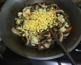 Foto langkah ke 4 dari resep Tumis Jamur Kancing.