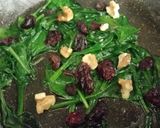 Foto del paso 3 de la receta Tortilla de espinacas, nueces y arándanos con crema de zanahoria y apio