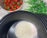 Foto langkah ke 2 dari resep Pudding strawberry lychee.