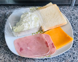 Foto del paso 1 de la receta: Rollitos de pan de molde con jamón y queso
