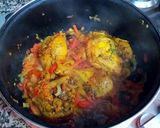 Foto del paso 3 de la receta: Pollo estofado a la moruna con patatas y pasas