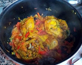 Foto del paso 3 de la receta: Pollo estofado a la moruna con patatas y pasas