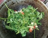 Foto langkah ke 3 dari resep Tumis Kangkung Saos Tiram.