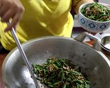 Foto langkah ke 5 dari resep Tumis Kering Kacang Panjang.