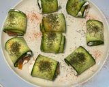 Foto del passaggio 4 della ricetta Involtini cetriolo Philadelphia e salmone affumicato