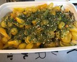 Une image de l'étape 4 de Courgette et champignons aux tomates poires et piments verts.