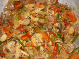Tallarines de arroz con pollo y jamón en salsa de soja