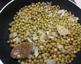 Foto del paso 2 de la receta: Huevo cuajado en guisantes con jamón
