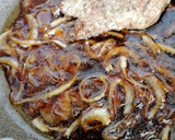 Foto del paso 8 de la receta: Escalopines de ternera con salsa de cebolla caramelizada y reducción de Pedro Ximénez