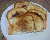 Foto langkah ke 6 dari resep Roti bakar coklat strawberry.
