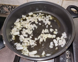 Foto del paso 2 de la receta: Guiso de chipirones en su tinta