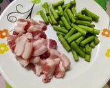 รูปขั้นตอนการทำที่ 1 ของ ผัดพริกแกงใต้หมูสามชั้นกับถั่วฝักยาว
