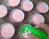 Foto langkah ke 4 dari resep Cupcake Kukus Karakter Strawberry🍓🧁.