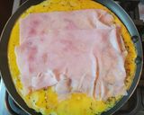 Foto del paso 2 de la receta: Omelette jamón, muzza y albahaca