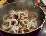 A picture of step 2 of Chicken Livers and Onions.
