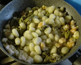 Foto del paso 2 de la receta: Huevos revueltos con ñoquis verduras, gambas y queso fresco