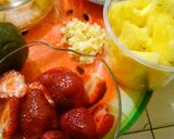 Foto del paso 3 de la receta: Brochetas afrodisiacas de fresas y camarón al perejil