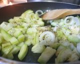Foto del paso 1 de la receta: Tortellini de 4 Quesos con salsa de calabacín, puerro y Lacón
