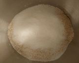 Foto del passaggio 5 della ricetta Sbriciolata integrale con noci e confettura di fichi