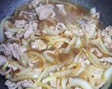 รูปขั้นตอนการทำที่ 2 ของ หมูผัดหอมใหญ่