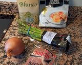 Foto del paso 1 de la receta Pasta en salsa de espárragos verdes, con bacon y cebolla