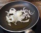 Foto del paso 1 de la receta: Tortilla de cebolla y boletus