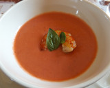 Foto del paso 1 de la receta: Sopa fría de tomate y fresas con langostinos