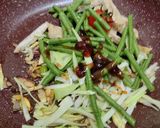 Gambar langkah 4 resipi Kacang Panjang ikan masin goreng.