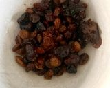 Une image de l'étape 3 de Pommes au four farcies à la banane jus au rhum toppings raisins secs et noisettes 🍎🍏.