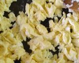 Foto del paso 2 de la receta: Papas revueltas con huevo!Una idea rápida y sencilla para almorzar o cenar fácil y rico!