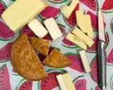 Foto del paso 1 de la receta: Aperitivo de empanadas queso ahumado, pimentón dulce y almendras