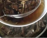 Foto del paso 5 de la receta: Cazuela de patatas, costillas y setas con su caldo