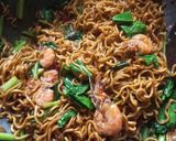 Foto langkah ke 6 dari resep Mie goreng udang.
