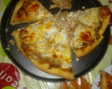 Foto del paso 1 de la receta: Pizza con rulo de cabra y atún en la piedra