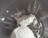 A picture of step 2 of Oreo milkshake.