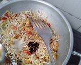 A picture of step 4 of Tumis tauge.