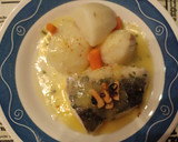 Foto del paso 9 de la receta: Merluza de pincho confitada al pil pil con patatitas y zanahorias hervidas