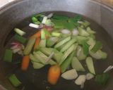 Foto langkah ke 2 dari resep Sayur bayam, wortel dan labu siam kecil.