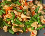 รูปขั้นตอนการทำที่ 3 ของ ผัดอกไก่ใส่ถั่วฝักยาวเผ็ดๆ