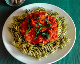 Foto del paso 8 de la receta: Pasta al pesto con tomate 🍅 Sin gluten🌿