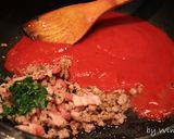 A picture of step 4 of Sausage and Bacon Tomato Sauce Pasta.