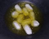 Foto langkah ke 4 dari resep Jemblem Singkong Parut isi Gula Merah dan Coklat.