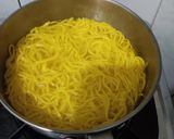 Foto langkah ke 2 dari resep Tumis mie kuning sosis.