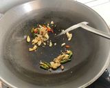 รูปขั้นตอนการทำที่ 2 ของ กวางตุ้งฮ่องเต้ผัดหมูกุ้ง